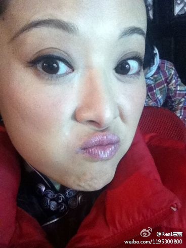 袁莉微博曬與洋老公合影示愛 素顏嘟嘴賣萌