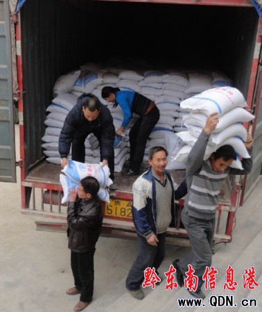 黃平縣民政局受災困難群眾救助糧運抵紙房鄉