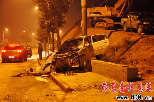 路上遇清潔工避讓不及 轎車“被卡”行道樹