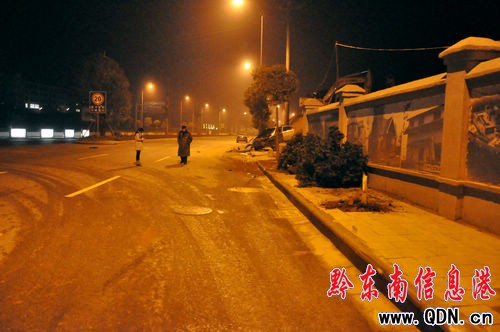 路上遇清潔工避讓不及 轎車“被卡”行道樹