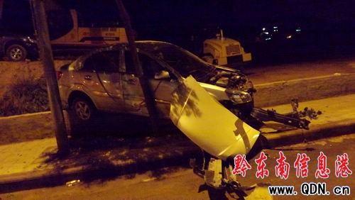 路上遇清潔工避讓不及 轎車“被卡”行道樹