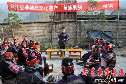 臺江非遺辦不定期開展苗族刺繡、剪紙培訓