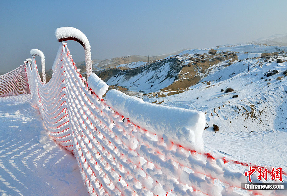 新疆博湖沙漠降雪相映成趣