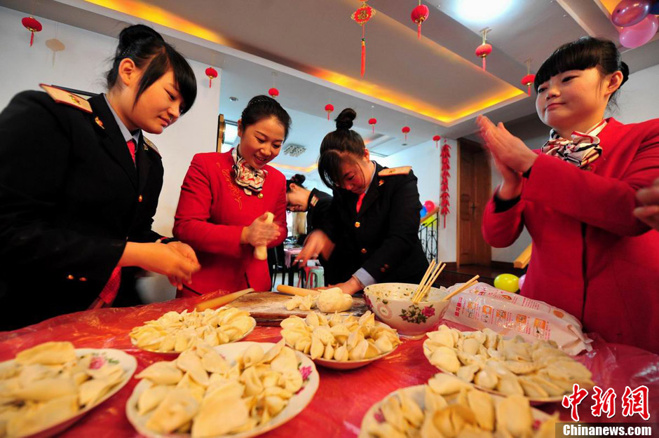 春節回家難“90后”列車員江西過小年