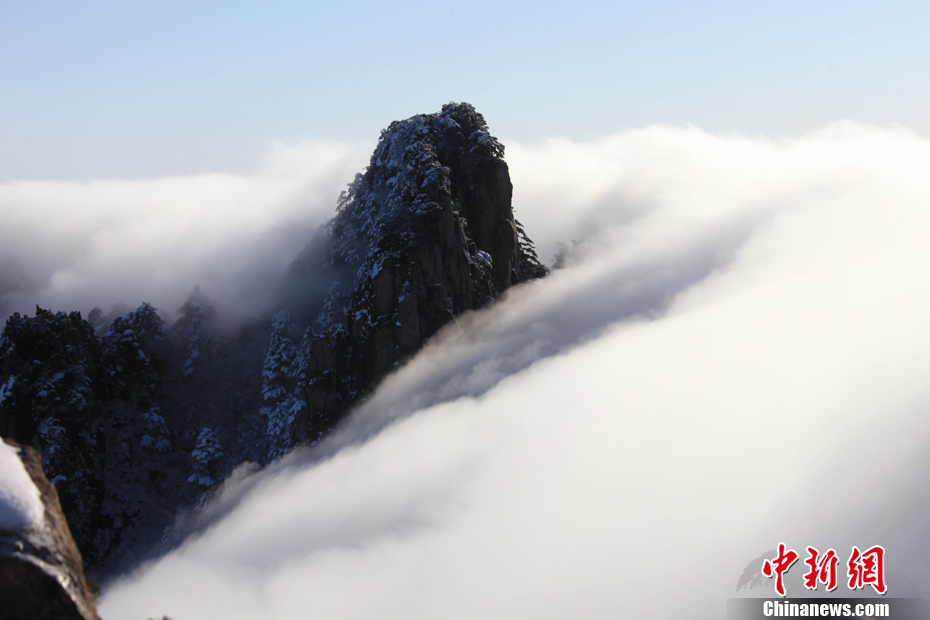 黃山現美輪美奐瀑布流云奇觀
