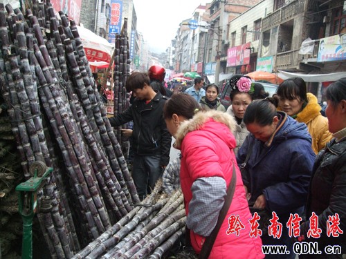 雷山城鄉(xiāng)市場(chǎng)紅紅火火年味濃(圖)