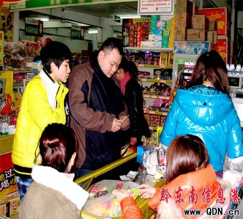 大年初一 岑鞏市場生意俏(圖)