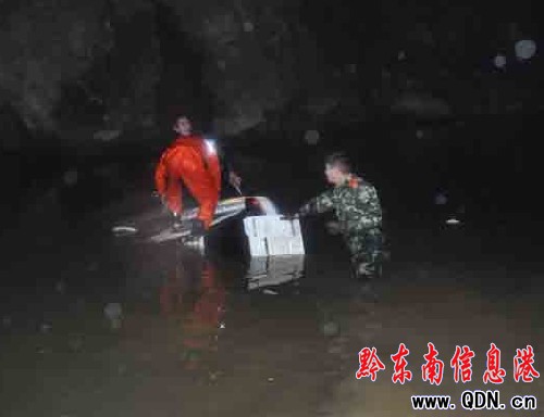 警車墜河2人被困 從江消防冒嚴(yán)寒成功營救