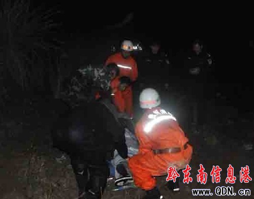 警車墜河2人被困 從江消防冒嚴(yán)寒成功營救