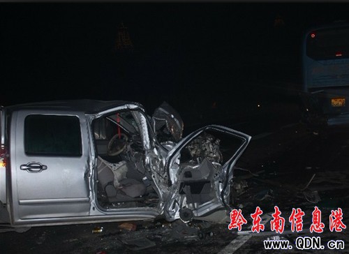 皮卡追尾大客致4人被困 凱里消防成功營(yíng)救