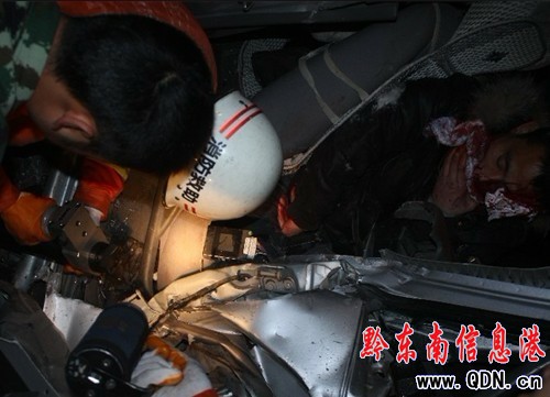 皮卡追尾大客致4人被困 凱里消防成功營(yíng)救