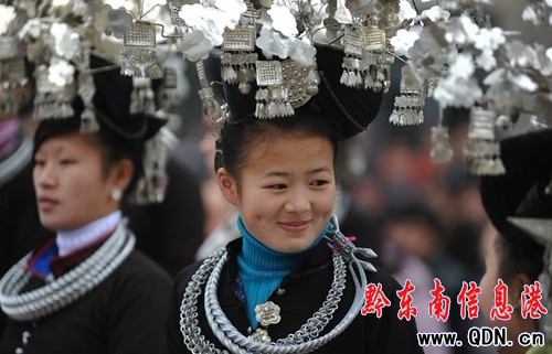 苗族錦雞舞 歡樂鬧新春(圖)