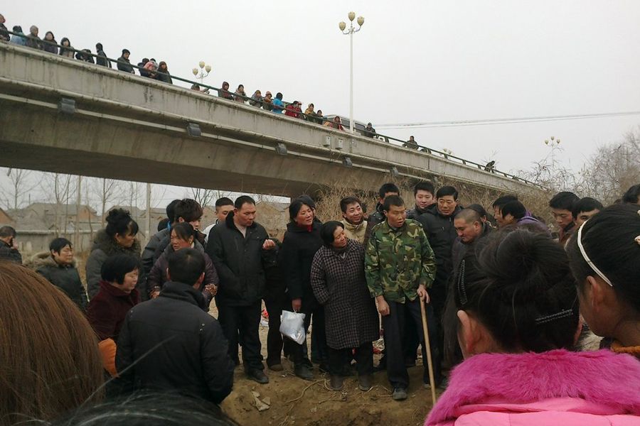 江蘇響水縣裕廊大橋下挖出多具孩童尸體