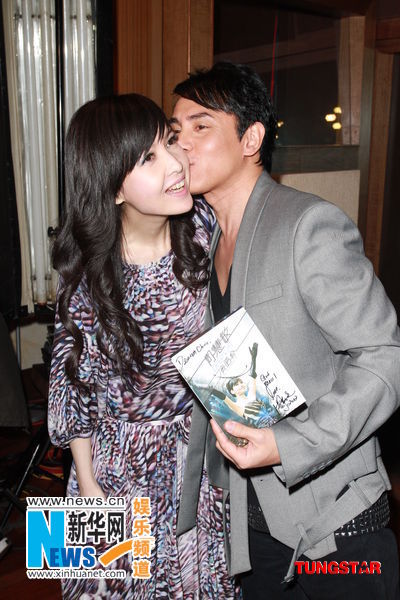 黃凱芹周慧敏合拍MV續前緣 見面熱吻不避嫌