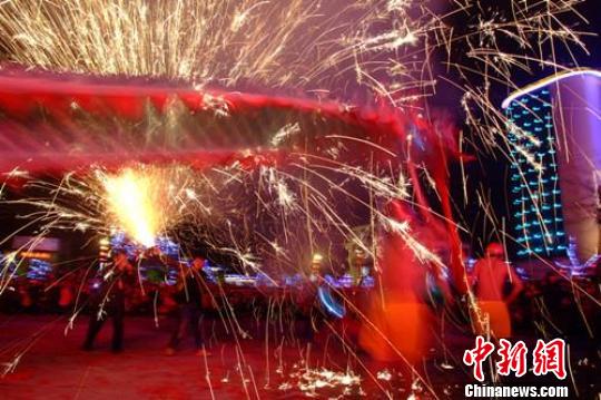 “百龍競(jìng)技爭(zhēng)霸”奪冠爭(zhēng)雄鬧元宵(圖)