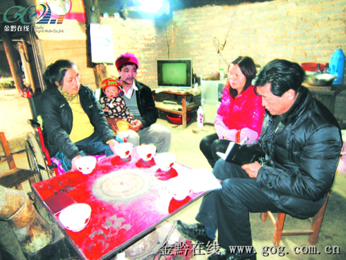 愛的攙扶 用溫暖不離不棄照顧癱瘓愛妻(圖)