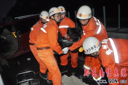 滬昆高速低溫路滑 事故車輛“車中有車”(圖)