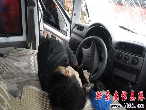 兩車相撞1人被困 錦屏消防驅(qū)車30公里營救(圖)