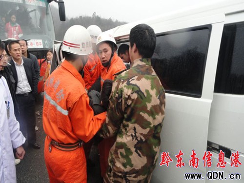 兩車相撞1人被困 錦屏消防驅(qū)車30公里營救(圖)