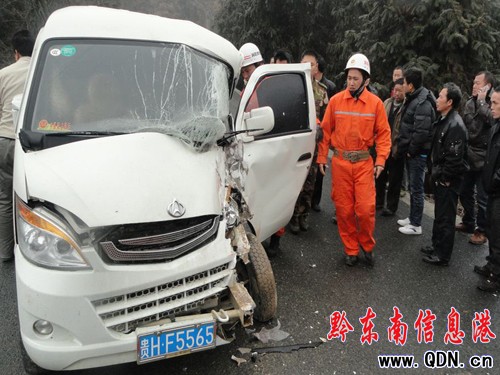 兩車相撞1人被困 錦屏消防驅(qū)車30公里營救(圖)