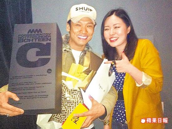 杜德偉驚喜生日派對 年近半百爽擁26歲女友