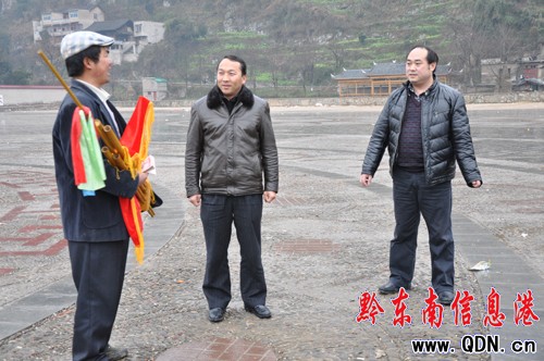 凱里市副市長吳琳平送“圣笙”返回甘囊香