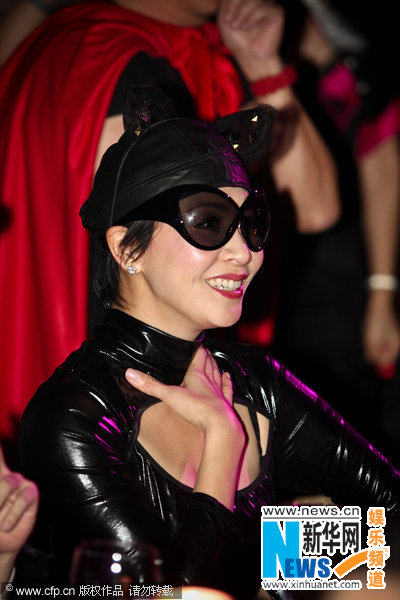 劉嘉玲扮性感貓女出席年會 頻頻敬酒玩自拍