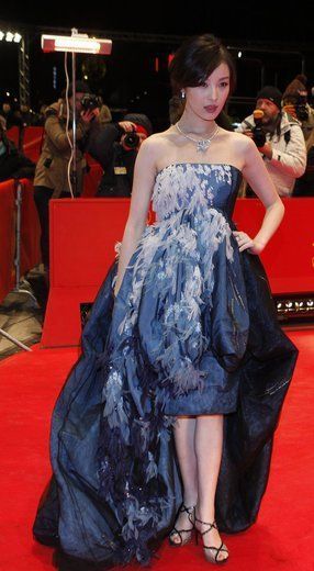 倪妮赴柏林首次國際亮相 禮服選擇受爭議