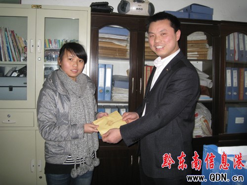 黎平捐資助學活動關愛農民工子女(圖)