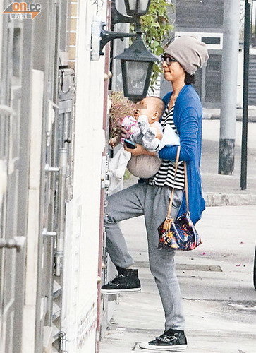 蔡少芬變大力士抱女兒出巡 傳賣房還賭債