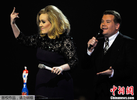 阿黛爾獲大獎發言被打斷 豎中指抗議(圖)