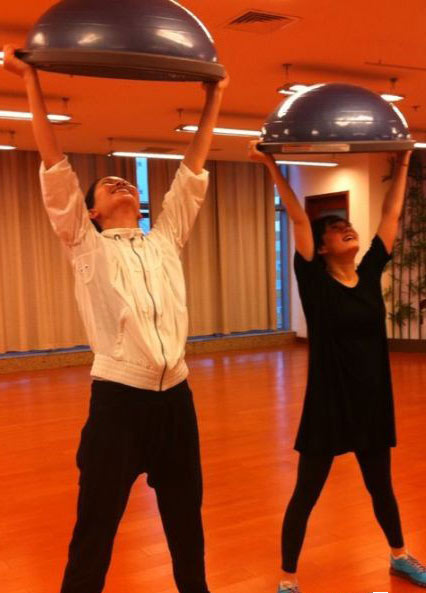 孫儷產后照首曝光 身材發福忙減肥大笑不止