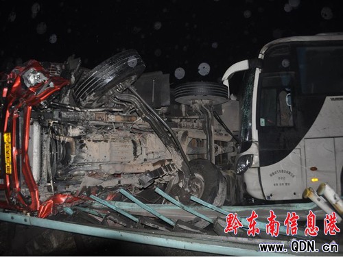 貴新高速數(shù)十車追尾 麻江消防緊急營救(圖)