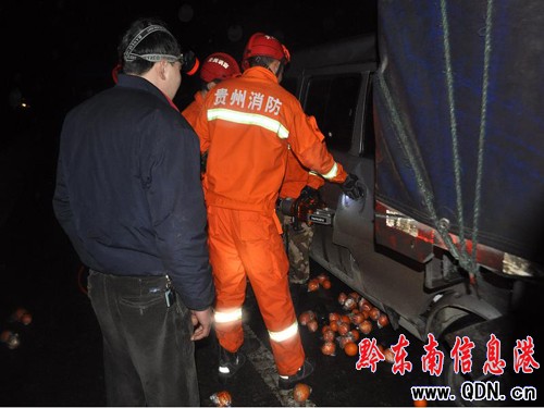 貴新高速數(shù)十車追尾 麻江消防緊急營救(圖)