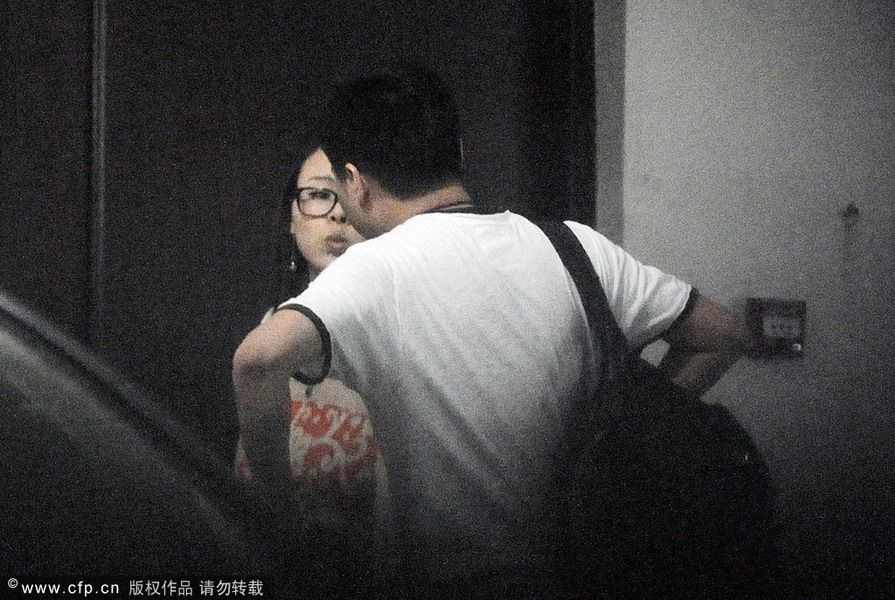 其實這已經不是這個女孩第一次出現在人們視野中了,早在今年6月初丁俊暉回國時,就是該女子去機場接機。但當時記者致電丁俊暉的經紀人時,對方表示那個女孩并非丁俊暉的女朋友,而是他們公司的工作人員。丁俊暉與女友交談