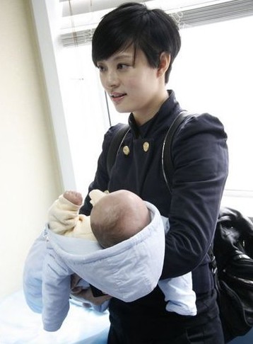 孫儷產后首次公開亮相 看望唇腭裂手術嬰兒