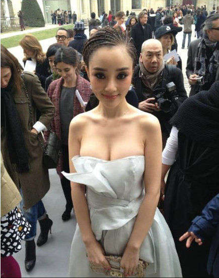 李小璐爆乳裝亮相Dior秀場 被錯(cuò)認(rèn)范冰冰(圖)