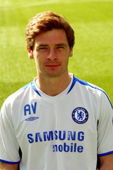 北京時間3月4日晚,切爾西通過官網宣布博阿斯下課,原助理教練羅伯特-迪馬特奧擔任臨時主帥直到賽季結束。去年6月22日原波爾圖少帥博阿斯正式成為藍軍主帥,合同期為3年,成為切爾西老板阿布上任7年來的第7位主帥,其也取代37歲的維甘競技主帥馬丁內斯成為英超聯賽現階段最年輕的少帥。但被稱為“穆里尼奧二世”的在切爾西執教連一年都未滿就黯然下課,他復制著狂人的足跡,卻未能在斯坦福橋留下輝煌的印記,下一站也許他仍將在國米復制狂人的足跡,也許他仍將為“穆帥二世”的名號繼續正名。擔任穆里尼奧助教時期的博阿斯。