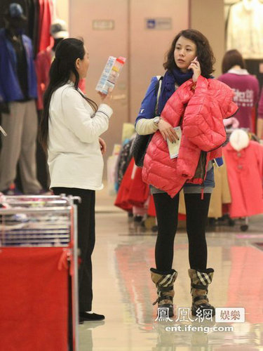 楊若兮小腹微隆疑似懷孕 素顏逛街專選童裝