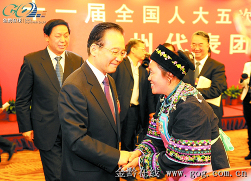 溫家寶總理看望貴州代表團(tuán)代表紀(jì)實(shí)(圖)