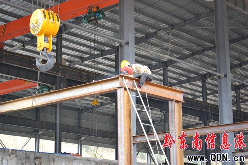 督察組一行深入麻江縣工業(yè)生產(chǎn)第一線(圖)