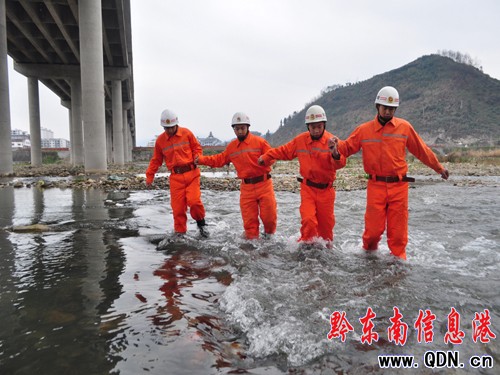 男子30米高橋跳河自殺 榕江消防涉水營救(圖)