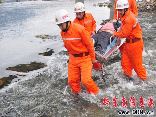 男子30米高橋跳河自殺 榕江消防涉水營救(圖)