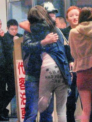 ����Ů�����M(j��n)���ٴα���͵�� �c����ҹ��(ch��ng)���g