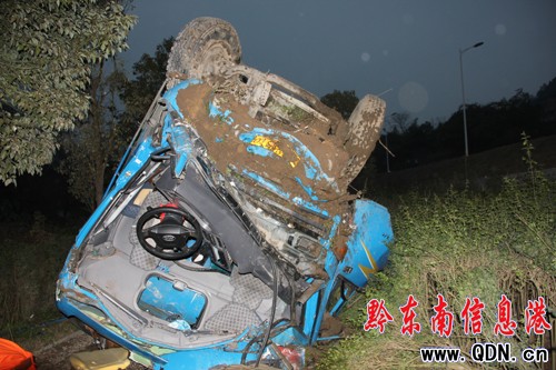 貨車側翻四腳朝天2人被困 麻江消防緊急救援