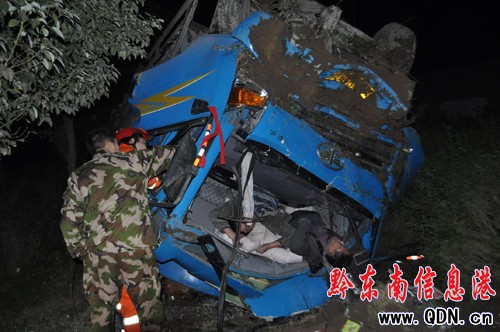 貨車側翻四腳朝天2人被困 麻江消防緊急救援