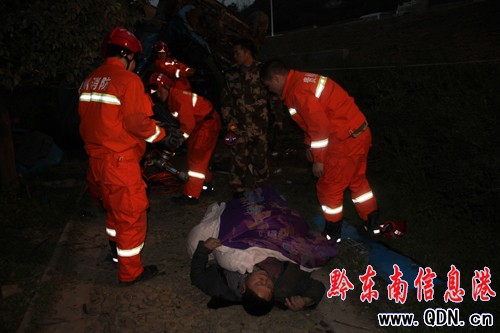 貨車側翻四腳朝天2人被困 麻江消防緊急救援