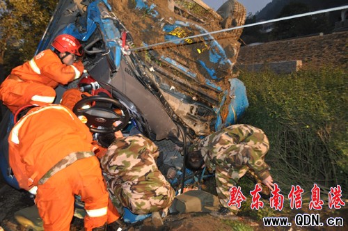 貨車側翻四腳朝天2人被困 麻江消防緊急救援