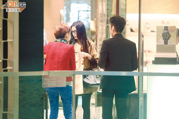 李冰冰素顏香港掃貨 戴黑框眼鏡清麗可愛