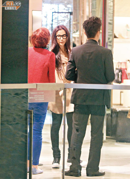 李冰冰素顏香港掃貨 戴黑框眼鏡清麗可愛